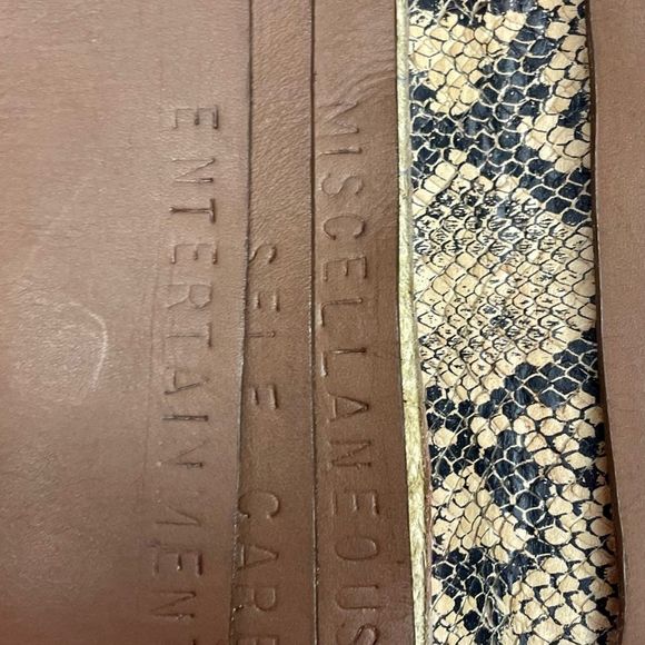 Leather snake skin wallet has cash pockets so that you can stick to your budget - Picture 6 of 14